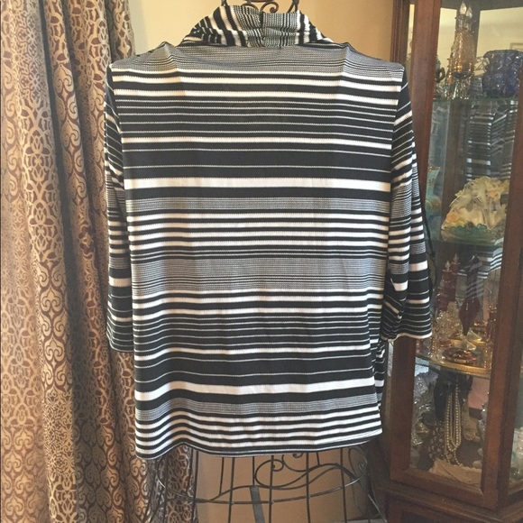 Beautiful B&W top by Notations - Picture 5 of 8